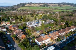 eine Luftansicht auf ein Dorf mit einem Parkplatz in der Unterkunft Cosy Beautiful One bedroom Flat in Dorking