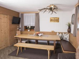 sala de estar con mesa y sofá en Delightful Holiday Home in Untertauern with Sauna, en Untertauern