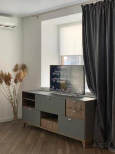 escritorio en una habitación con ventana en Central Apartments Апартаменти в центрі en Khmelʼnytsʼkyy