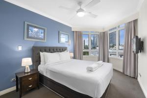 A bed or beds in a room at Moroccan Resort - HR Surfers Paradise