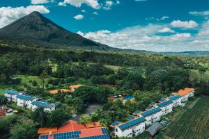 una vista aérea de un pueblo con una montaña en el fondo en Casa Luna Hotel & Spa en Fortuna