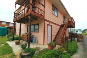 ein Haus mit einem Balkon an der Seite in der Unterkunft Sea & Lakes self-catering in Wilderness