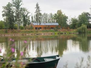 FlorennesにあるComfy Houseboat in Florennes next to the Forestのギャラリーの写真