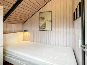 En eller flere senge i et værelse på Three-Bedroom Holiday home in Otterup 9