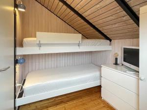 Postel nebo postele na pokoji v ubytování Three-Bedroom Holiday home in Otterup 9