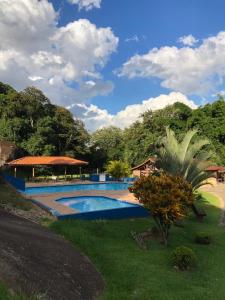 ein Schwimmbad in der Mitte eines Gartens in der Unterkunft Hotel Campestre Atibaia in Atibaia