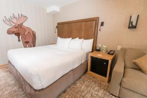 Voodi või voodid majutusasutuse Moose Hotel and Suites toas