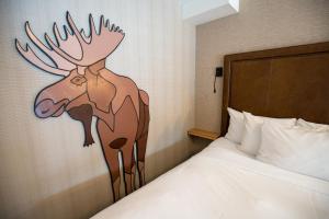 Voodi või voodid majutusasutuse Moose Hotel and Suites toas