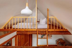 Ferienwohnung Kuschelzeit mit Sauna في Hohen Pritz: سرير بطابقين في غرفة مع درج