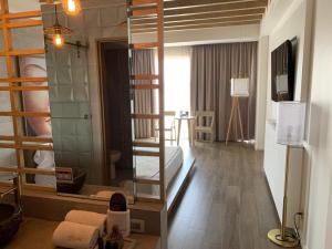 TV a/nebo společenská místnost v ubytování Motel Okura Villas y Suites