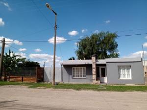 a white house with a street light in front of it at Mí Sueño in Marcos Juárez