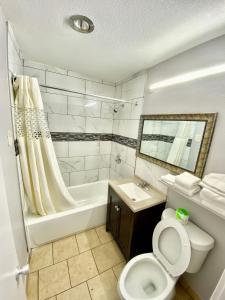 ein Badezimmer mit einem WC, einer Badewanne und einem Waschbecken in der Unterkunft Budget Inn in Roswell