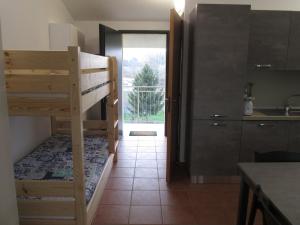 eine kleine Küche mit einem Etagenbett in einem Zimmer in der Unterkunft Appartamento con Piscina in Lunigiana in Arpiola