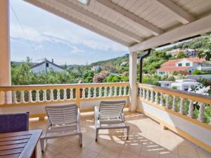 d'un balcon avec des chaises et une vue sur l'océan. dans l'établissement Apartments Spomenka - green paradise;, à Mundanije