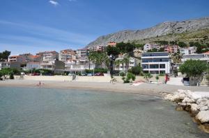 een uitzicht op een strand met huizen en een berg bij Deluxe apartment White Angel in Duće