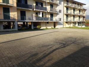 un aparcamiento vacío frente a un edificio en Appartamento con Piscina in Lunigiana, en Arpiola