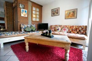 a living room with couches and a coffee table at Majikal B&B - Amma in Cholula