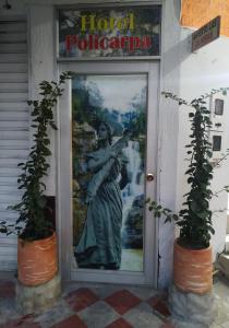 een standbeeld van een vrouw op de deur van een hotel bij Hotel Policarpa in Guaduas