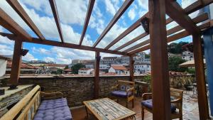 una terraza en la azotea con vistas a la ciudad en Hotel Pousada Casa Grande, en Ouro Preto