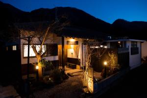 una casa illuminata di notte con luci di Yufuin Wasaku a Yufu