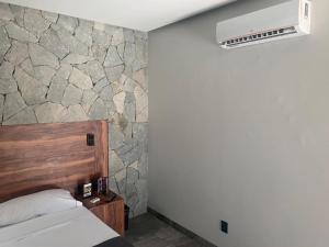 En eller flere senger på et rom på Motel Rokka