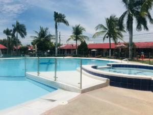 A piscina localizada em Santa Mónica R&D by JR ou nos arredores