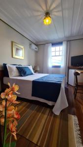 a bedroom with a king sized bed with a ceiling at Hotel Pousada Casa Grande in Ouro Preto