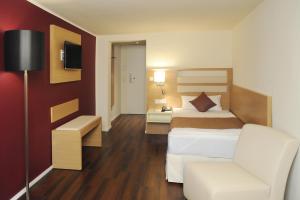 Postel nebo postele na pokoji v ubytování Hotel Goldener Knopf