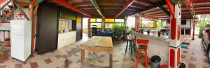 a kitchen with a long table in a room at Alojamiento Campestre LA PASTORA in Salento
