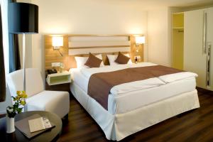 Postel nebo postele na pokoji v ubytování Hotel Goldener Knopf