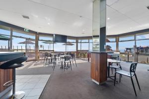 TV a/nebo společenská místnost v ubytování Scamander Beach Resort