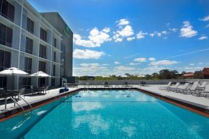 สระว่ายน้ำที่อยู่ใกล้ ๆ หรือใน Holiday Inn Gainesville-University Center, an IHG Hotel
