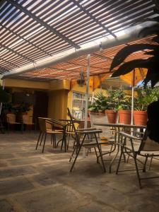 a group of chairs and tables in a patio at Habitaciones Betito in Mazamitla
