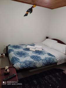 een slaapkamer met een bed met twee handdoeken erop bij Casa Adelita Paraíso Azul in Aquitania