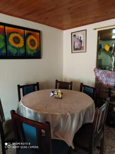 een eettafel met een witte tafellaken erop bij Casa Adelita Paraíso Azul in Aquitania