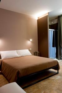 A bed or beds in a room at B&B Aquisgrana
