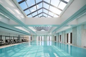 Bazén v ubytování Fairmont Wuhan nebo v jeho okolí