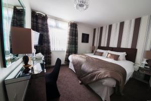 Habitación de hotel con cama y ventana en The Burnside Hotel en Glasgow