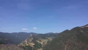 Elle offre une vue sur une chaîne de montagnes avec un ciel bleu. dans l'établissement CAL GERARD - ARCAVELL, à Arcabell