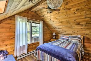 Krevet ili kreveti u jedinici u objektu 1000 Islands Cabin in Chippewa Bay cabin