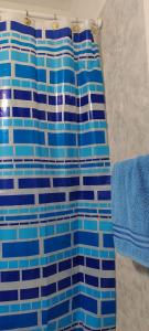cortina de ducha azul y blanco en el baño en Departamento Plaza Colón, súper equipado a una cuadra del mar en Mar del Plata