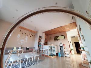 een spiegel met uitzicht op een eetkamer en keuken bij Warm & Cozy Inn in Hengchun