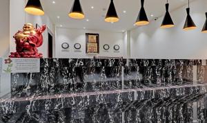 バンガロールにあるTreebo Trend Astor HSR Layoutの像のある部屋の噴水