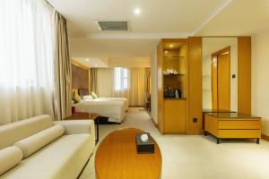 Giường trong phòng chung tại Aurum International Hotel Xi'an