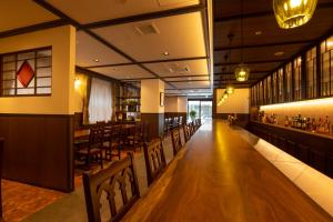 a restaurant with tables and chairs and a bar at Hotel Aru Kyoto Sanjo Kiyamachi Do-ri in Kyoto