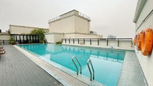 una piscina al lado de un edificio en Pacific Place Serviced Apartment, en Hanói
