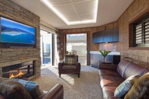 A seating area at Luxury 5BDR Lodge - Ski, Golf & Relax In Style