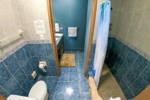 ein Badezimmer mit Dusche, Toilette und Waschbecken in der Unterkunft PRECIOSA VILLA FRENTE AL MAR in Celestún + 20 Fotos