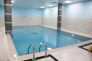 - une grande piscine dans un bâtiment dans l'établissement Garden Zara Hotel, à Zara
