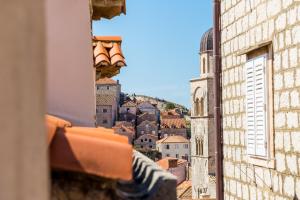 uitzicht op de stad vanuit een raam van een gebouw bij Holiday Home St George in Dubrovnik